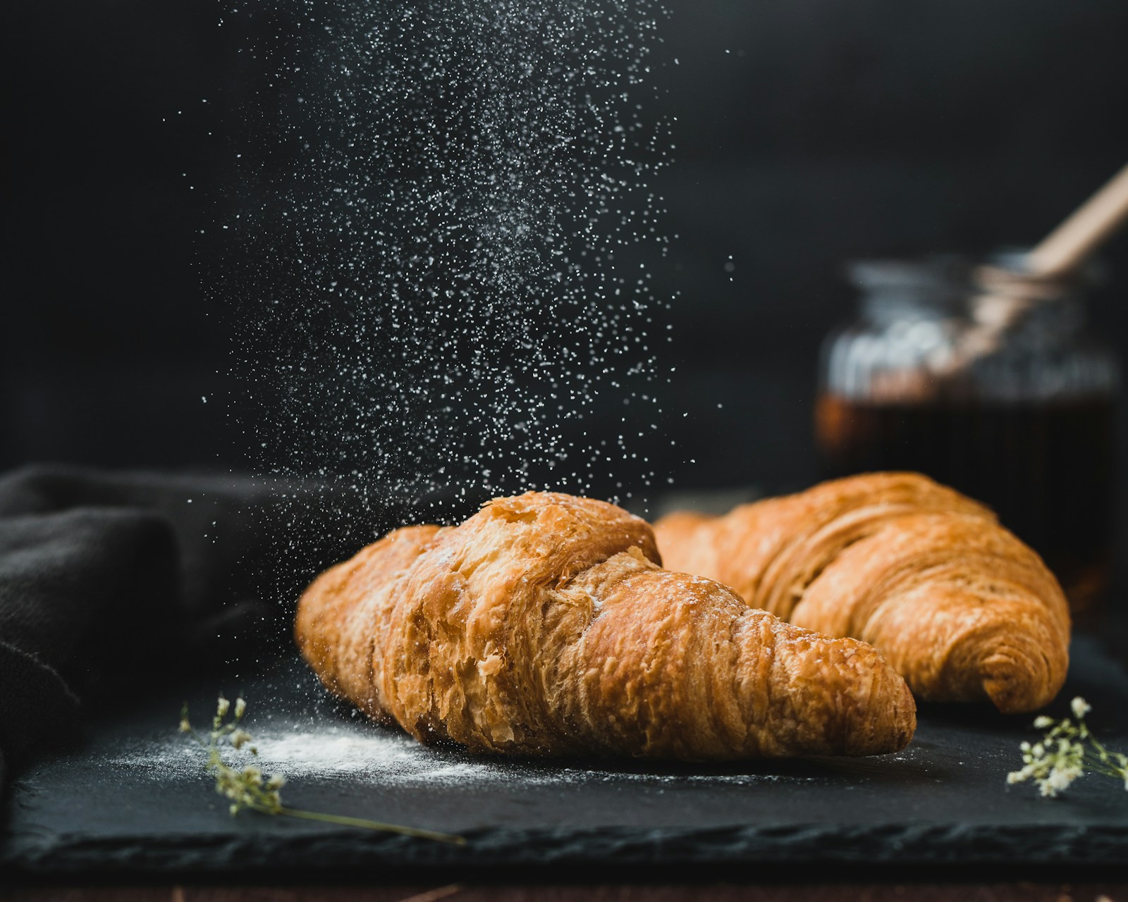 Vetrina con cornetti e pasticceria fatta in casa