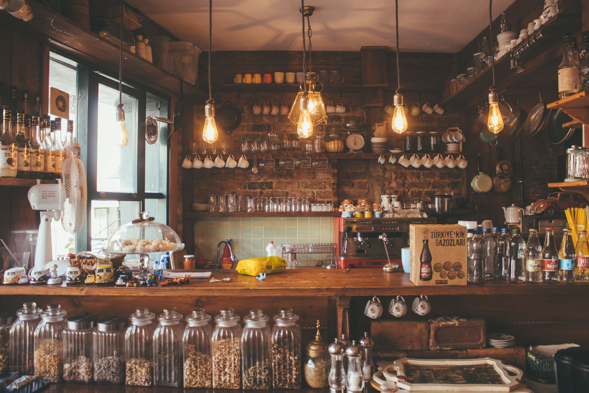 Interno del locale con bancone in marmo e legno
